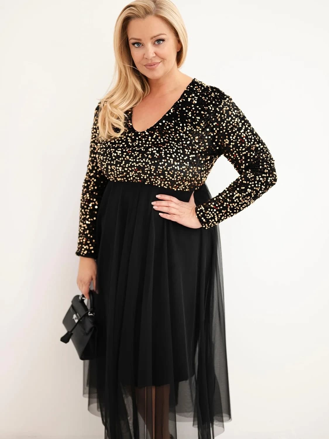 Sukienka damska Plus Size maxi z cekinami i tiulowym dołem Onice, kolor Czarno-złoty