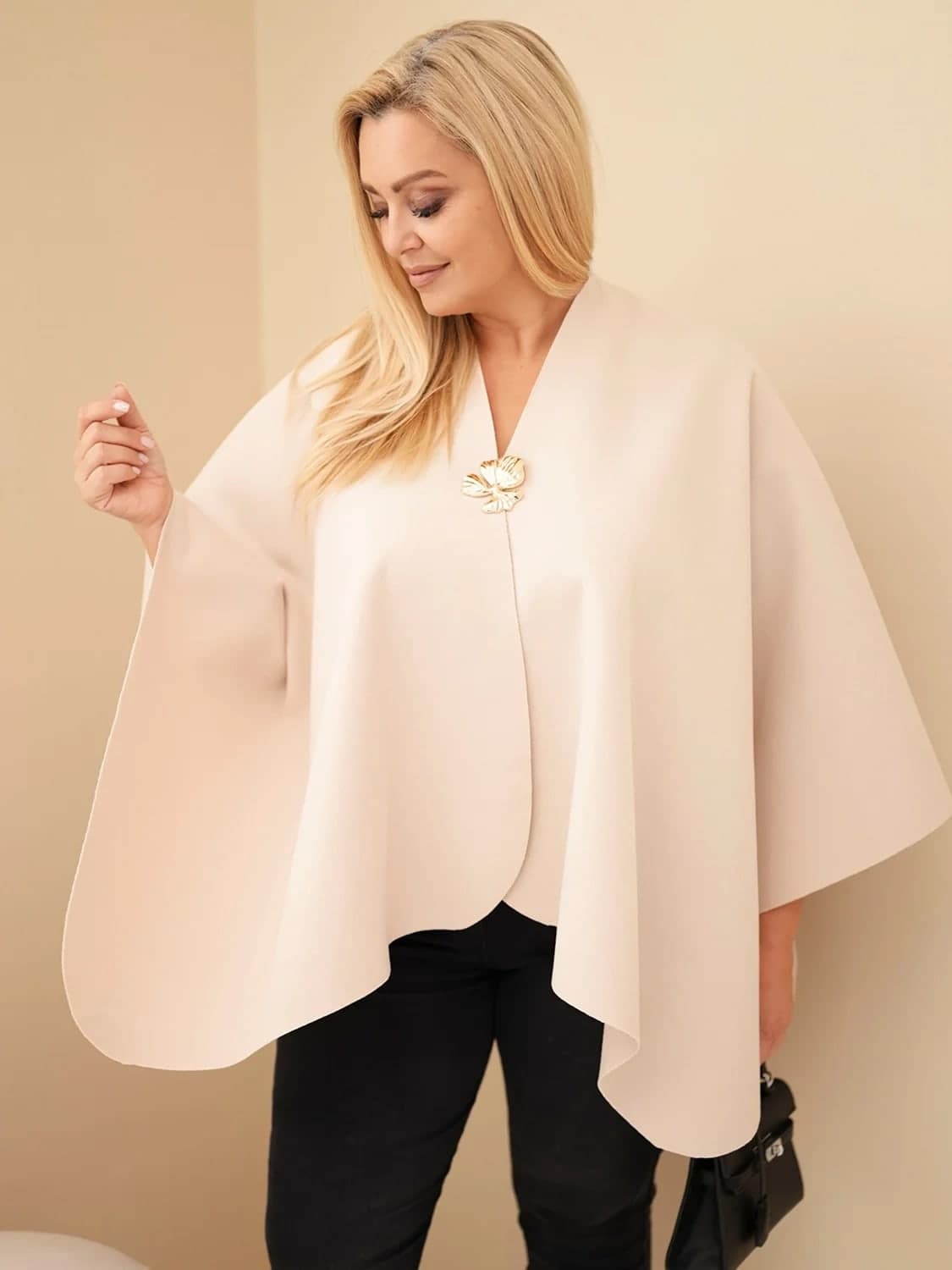 Narzutka damska poliestrowa plus size z broszką Madreperla, kolor Beżowy