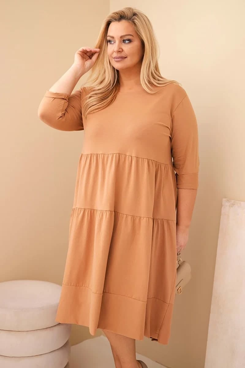 Sukienka damska bawełniana plus size z falbanami i podwiniętym rękawem Turchesina, kolor Camelowy