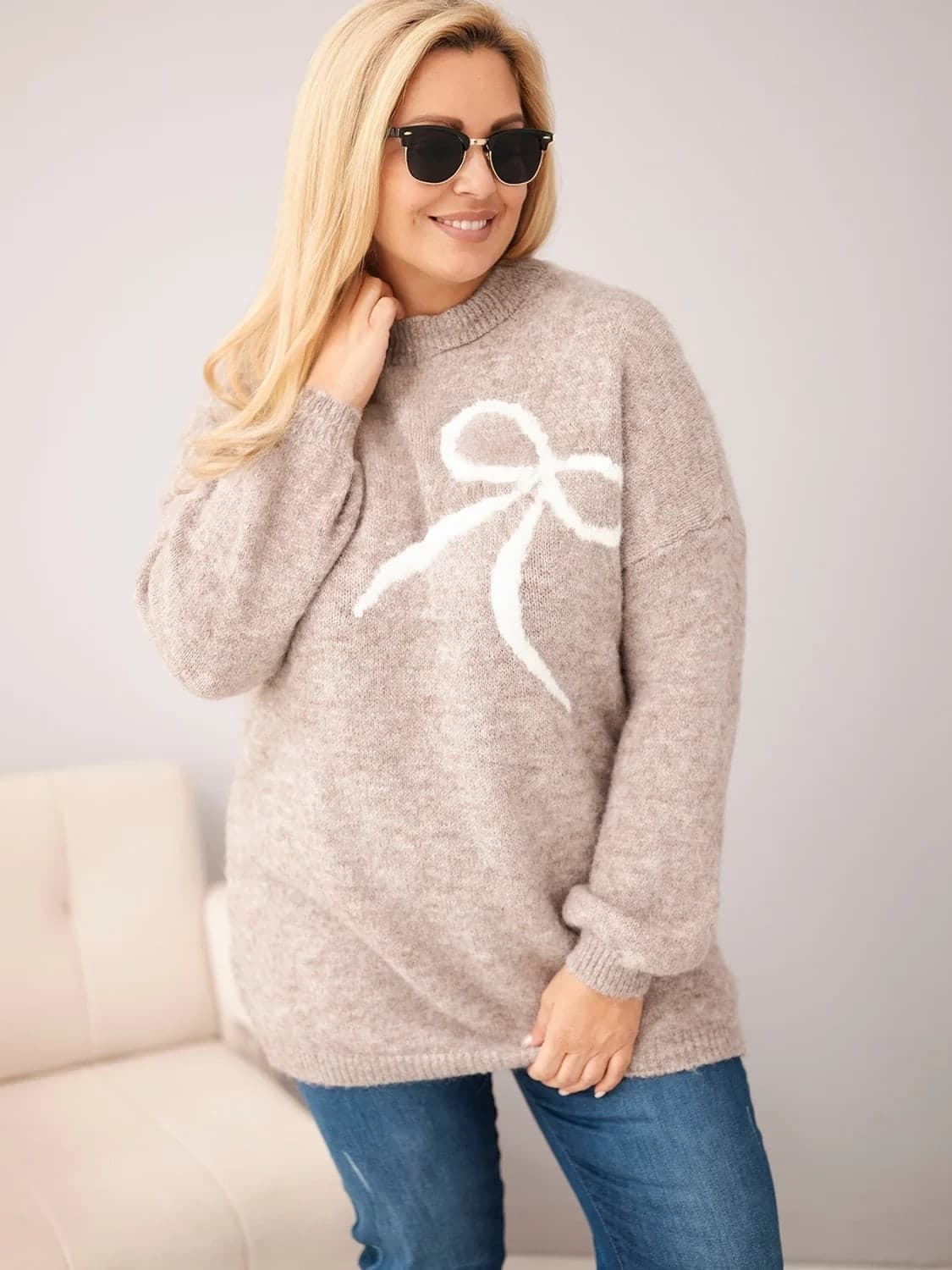 Sweter damski poliestrowy plus size z kokardą Betulla, kolor Fango