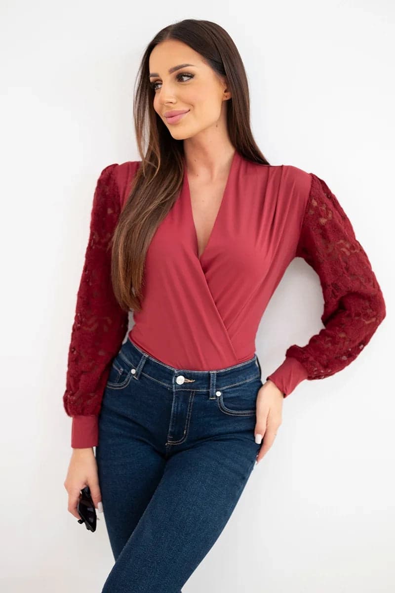 Bluzka damska nylonowa body kopertowa z koronkowymi rękawami Jacquard, kolor Bordowy