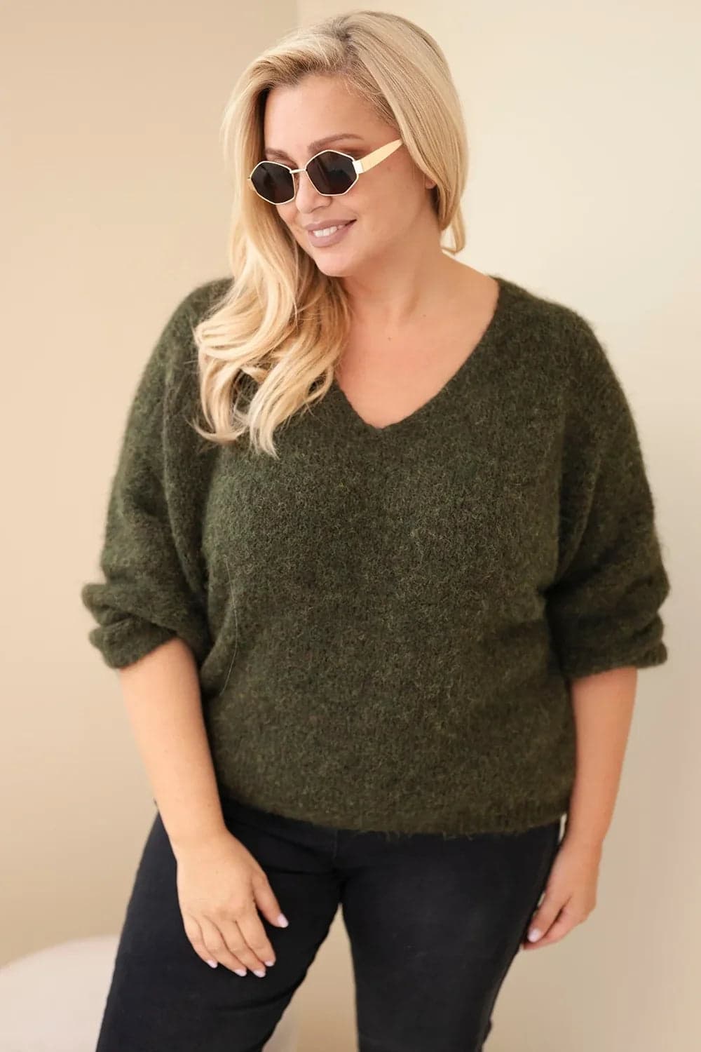 Sweter damski dzianinowy z dekoltem V i szerokim rękawem Genevieve, kolor Khaki
