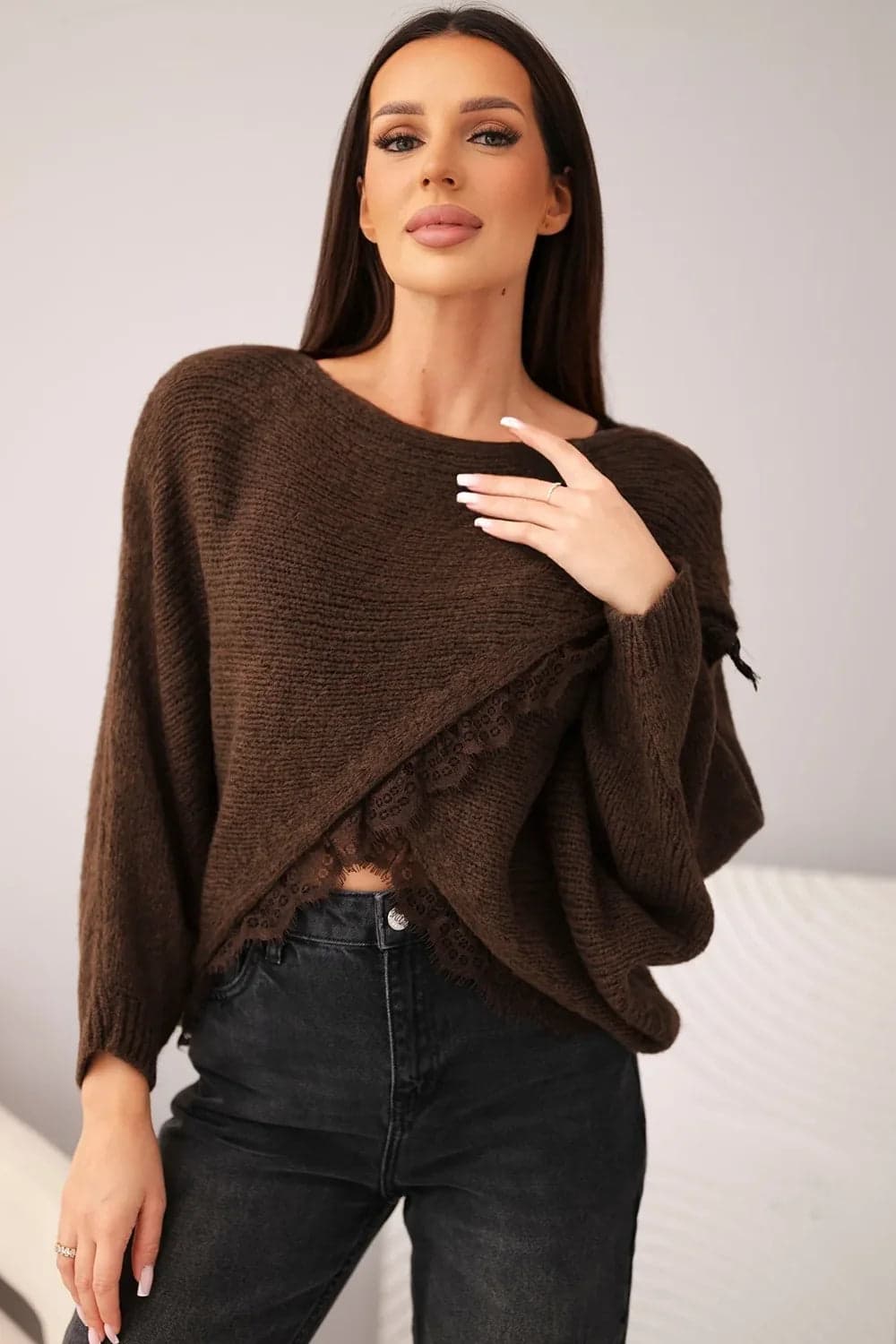 Sweter damski dzianinowy asymetryczny z koronką Pomeriggio, kolor Brązowy