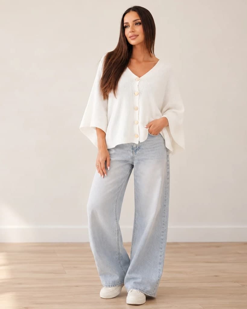 Modelka w kremowym swetrze ponczo Monaco z baby alpaki