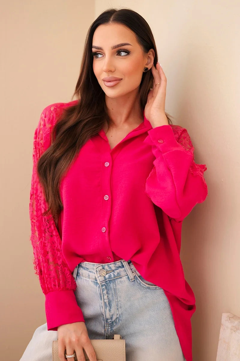 niebieska damska koszula wiskozowa violette z koronkowymi rękawami, detal wykończenia koronki na rękawie