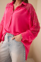 niebieska damska koszula wiskozowa violette z koronkowymi rękawami, zbliżenie na detal koronki