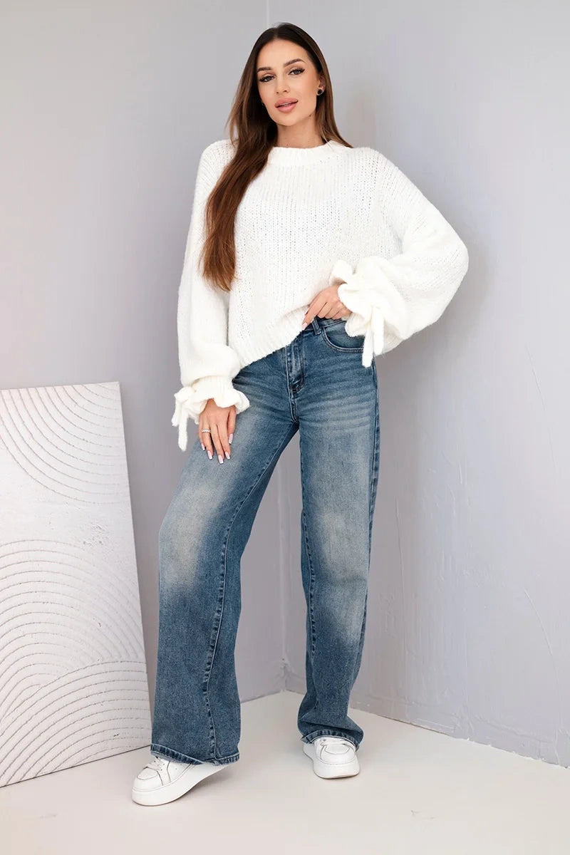 damskie spodnie typu mom jeans ciemnym kolorze z wysokim stanem na modelce