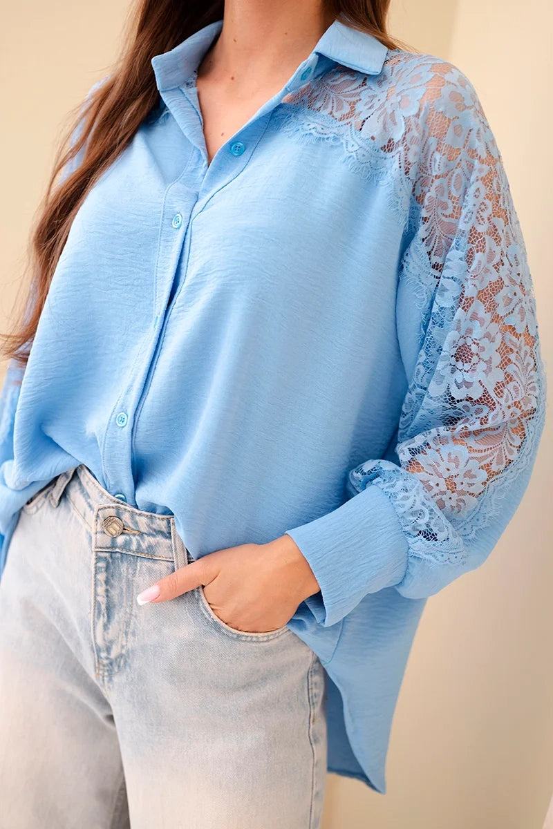 niebieska damska koszula wiskozowa violette z koronkowymi rękawami, widok z tyłu