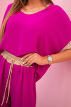 damskie ubranie z wiskozy w pudrowym różu ze złotym wykończeniem