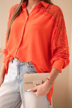 niebieska damska koszula wiskozowa violette z koronkowymi rękawami, zdjęcie detalu koronki