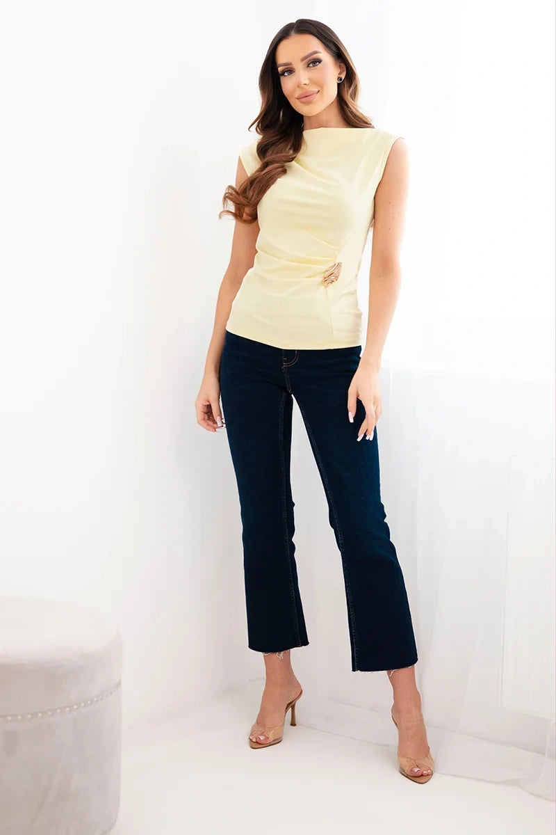 elegancka bluzka damska bez rękawów z marszczeniem w beżu,Details of the product