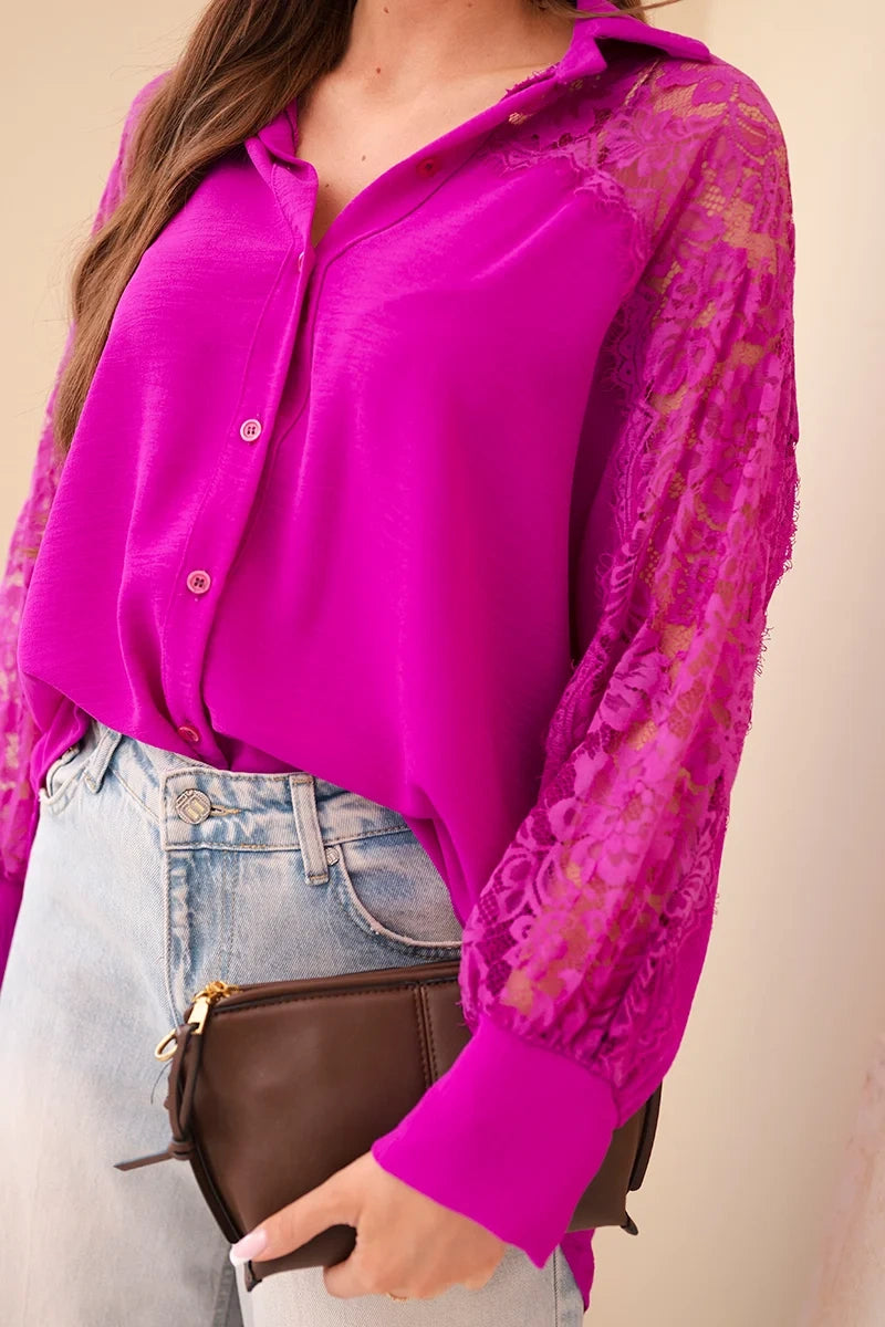 niebieska damska koszula wiskozowa violette z koronkowymi rękawami, zdjęcie detalu koronki