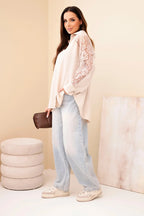 niebieska damska koszula wiskozowa violette z koronkowymi rękawami, detal wykończenia koronki