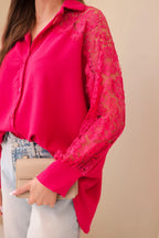 niebieska damska koszula wiskozowa violette z koronkowymi rękawami, detal wykończenia koronki