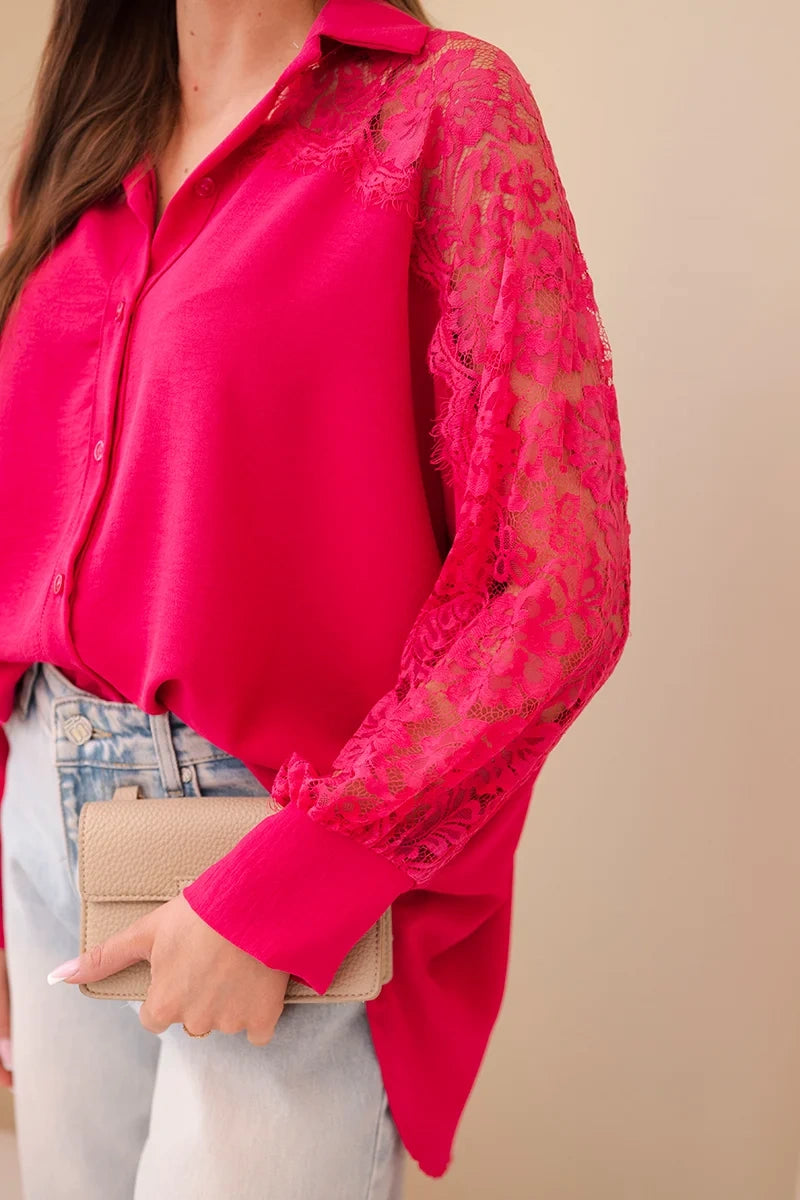 niebieska damska koszula wiskozowa violette z koronkowymi rękawami, detal wykończenia koronki