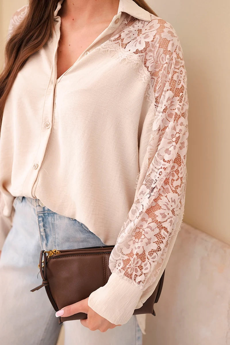 niebieska damska koszula wiskozowa violette z koronkowymi rękawami, zbliżenie na detal koronki