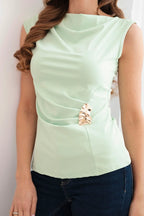 damska bluzka bez rękawów beżowa z elegancką klamrą i marszczeniami