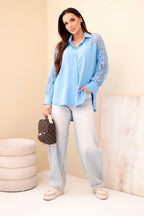 niebieska damska koszula wiskozowa violette z koronkowymi rękawami - zbliżenie na detal koronki, widok z boku