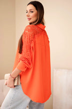 niebieska damska koszula wiskozowa violette z koronkowymi rękawami, zdjęcie detalu koronki